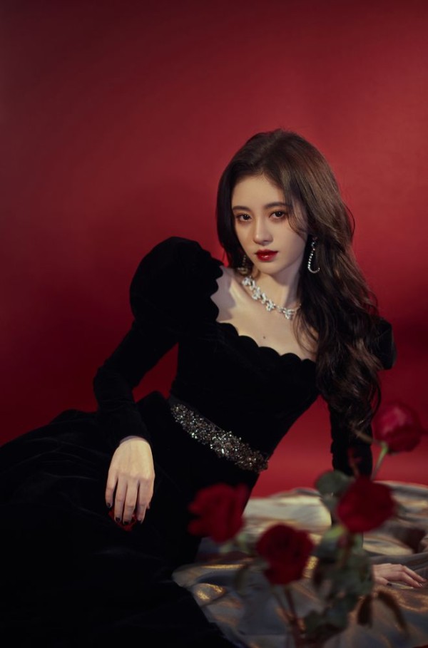 女星同框：迪丽热巴霸气郑爽甜美，鞠婧祎站她身边暴露了身高