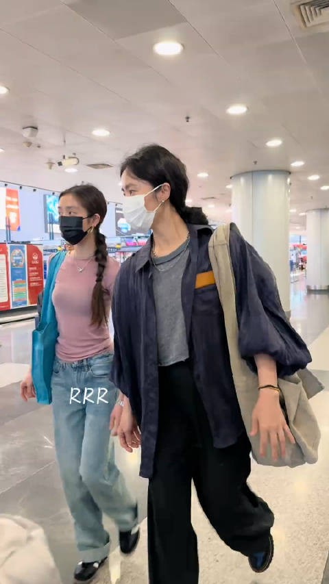 黄多多和孙莉现身机场，多多和妈妈长得好像呀