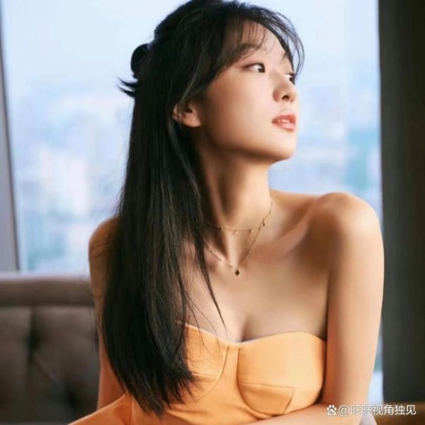 孙千活动走神被网友审判 明星压力下的微表情争议