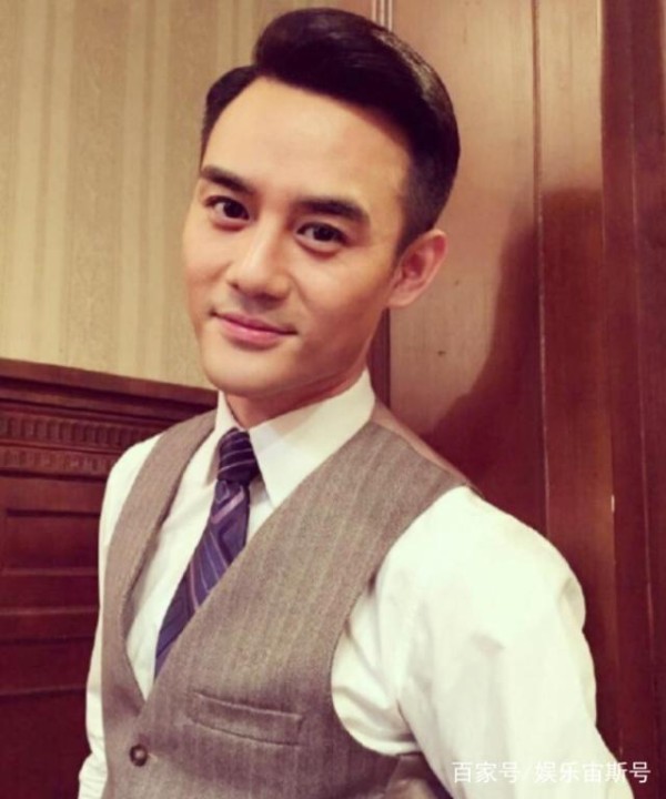王凯发布会现场“放肆”大笑，意识到不对赶紧捂嘴，演技收放自如
