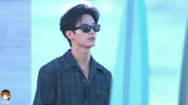 何与 vogue红毯 直播cut 眼镜look,很酷啊!