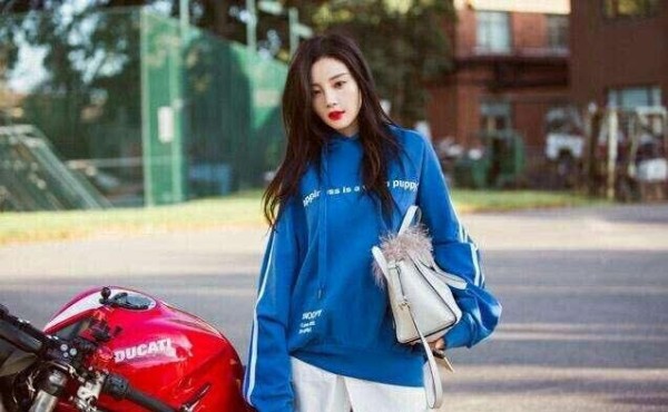 李小璐的少女心、刘雯的时髦感,她们的街拍,为什么这么美!