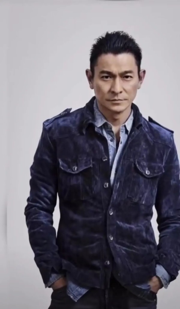 贝贝6L4w：刘德华 (Andy Lau)，1961年9月27日出生于中国香港新界大埔镇泰亨村，毕业于第十期无线艺员训练班，中国香港男演员、歌手、制片人、作词人，中国残疾人福利基金会副理事长。刘德华关心公益慈善。1994年创立刘德华慈善基金会。2000年被评为世界十大杰出青年。爱你一万年“始于颜值，敬于才华，热于慈善，忠于人品”，一个人影响了几个时代，他是时代的楷模，他是华人之星，也是我们共同的偶...