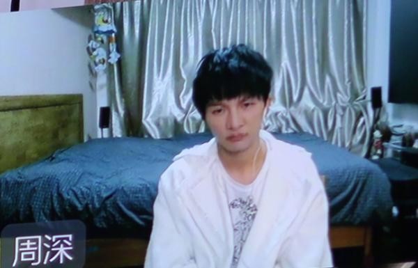 周深在家录制《歌手》，出道5年仍住在出租屋，屋内设施略显拮据