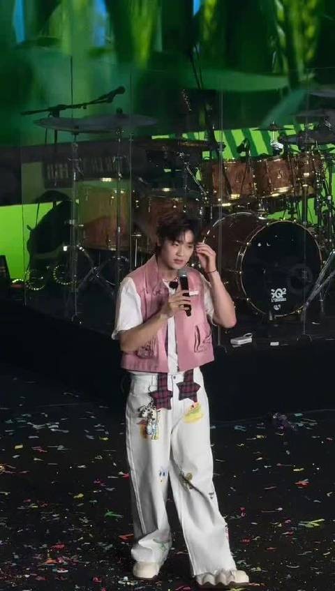 今天麦田音乐会上的@种地吧陈少熙 透着一股青春的气息!