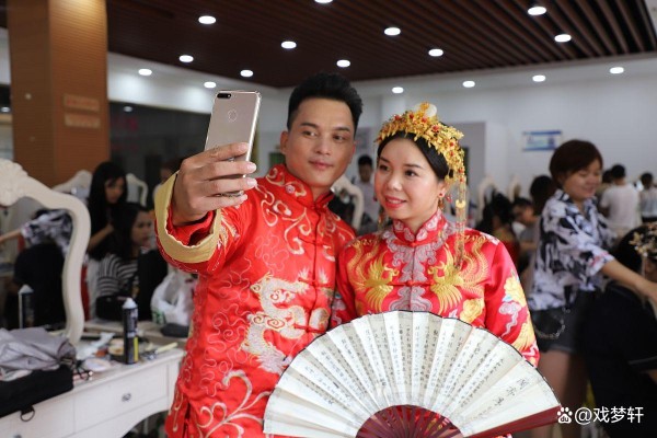 四对明星夫妻穿中式婚服，成都古镇办婚礼，感动全场泪流满面