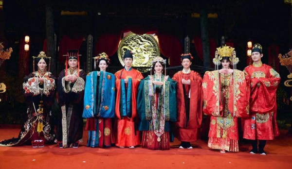 戚薇李承铉穿中式婚服，浪漫婚礼引热议，妻子旅行收官情感升级