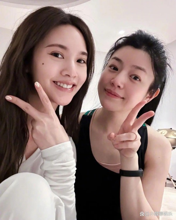 陈妍希为闺蜜杨丞琳庆生，俩40+姐妹花冻龄成少女，笑容灿烂