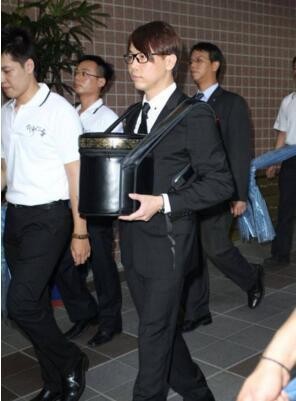 陶大伟去世，儿子陶喆面容焦悴，陶晶莹悼念，好友孙越：他是烂人