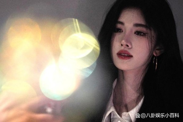 后台花絮图，你喜欢这样的鞠婧祎吗？