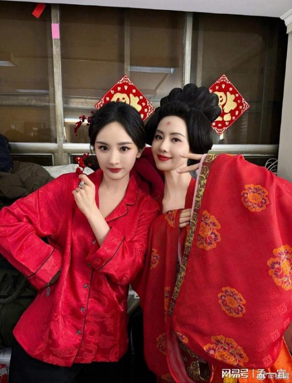 杨幂刘诗诗后台照曝光，甜蜜引热议
