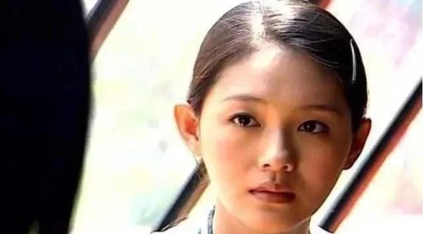 看了大S年轻照片，再看安以轩照片，才知道汪小菲眼光多“毒”