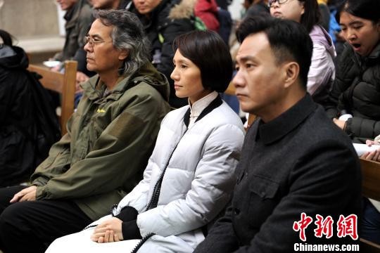 图为主演胡军、袁泉，导演西尔扎提·牙合甫等在首镜仪式现场。　田进 摄