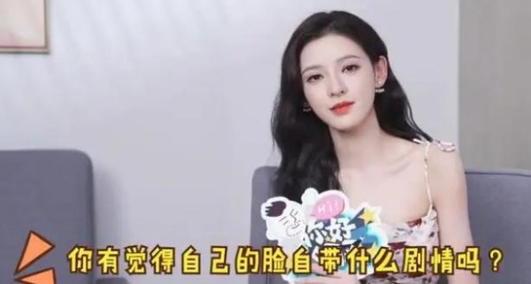 “网红脸”标签引热议，张予曦采访中机智回应，并自我调侃