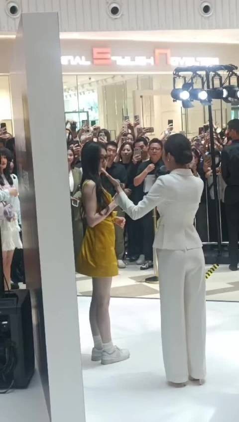 徐璐成都活动路透曝光,长发眼镜造型吸睛