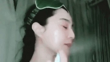 范冰冰亲授大牌美妆教程 头等舱中做美容把脸揉的又红又肿