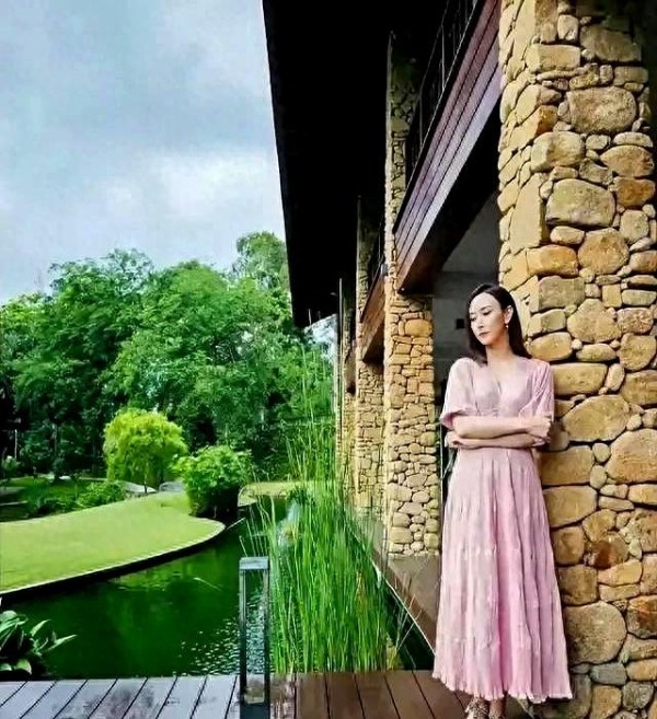 豪宅如公园，胡静自种榴莲树，人生赢家羡煞旁人