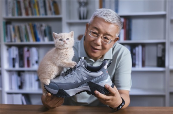 足力健 “猫代言” 破圈：一场跨越代际的情感与科技共振