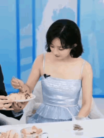 凤迟：赵丽颖吃饼是什么感觉？

###标题
赵丽颖吃饼与叶珂蛋糕：美食背后隐藏的情感世界

在这个快节奏的时代，明星们的饮食习惯总能引发热议。赵丽颖与叶珂这两位女性，分别选择了饼和蛋糕作为分享对象，似乎在无意中揭示了美食背后更深层的情感和生活态度。

赵丽颖在社交平台上分享她吃饼的经历，似乎无意中触动了许多人的心弦。她提到，饼的松软和简单，令她回忆起童年时光，那些温暖的瞬间让人倍感亲切。她的分享并...