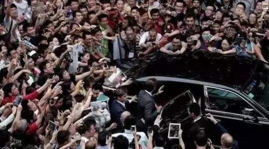 倾家荡产捐款、威逼利诱骗钱：揭秘疯狂追星背后潜藏的经济利益链