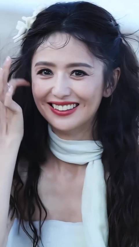 佟丽娅这个年纪的人应该优雅的妆容和穿搭，这个造型太糙了