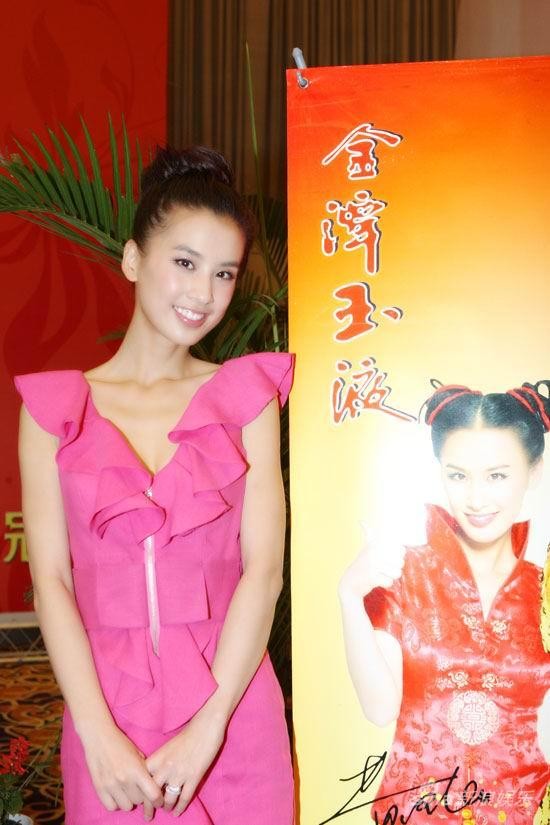 黄圣依在海报前合影