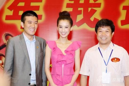 左起:杨子、黄圣依与主办方