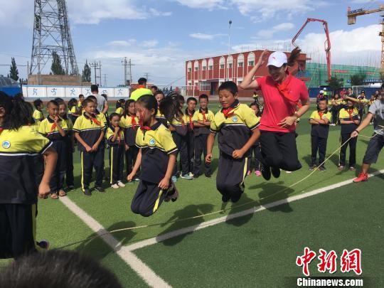 陈中与青少年一同跳绳 马元豪 摄