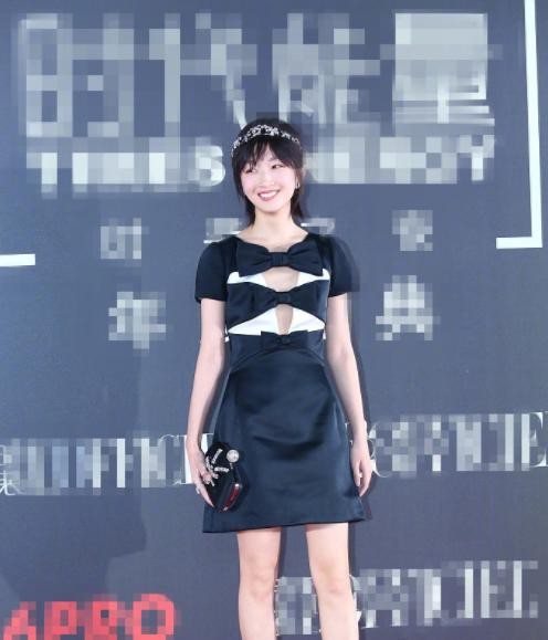众女星颁奖齐亮相，周冬雨俏皮娜扎性感，她气场最足