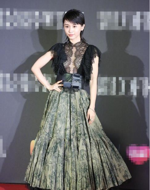 众女星颁奖齐亮相，周冬雨俏皮娜扎性感，她气场最足