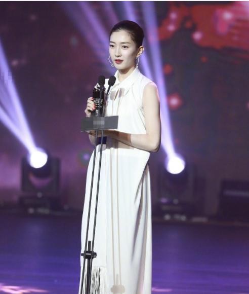 众女星颁奖齐亮相，周冬雨俏皮娜扎性感，她气场最足