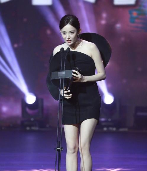 众女星颁奖齐亮相，周冬雨俏皮娜扎性感，她气场最足
