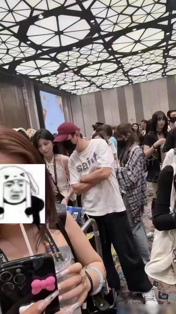 王思聪去澳门看权志龙演唱会，买了10张VVIP票，身边带了一群妹子