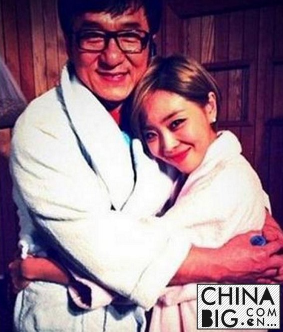 盘点被成龙强抱强吻过的女明星 成龙和女明星的亲密举动照片