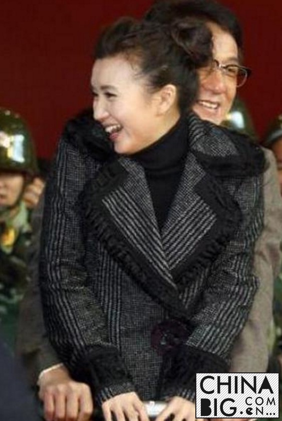 盘点被成龙强抱强吻过的女明星 成龙和女明星的亲密举动照片