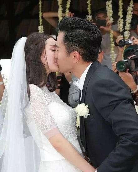 盘点娱乐圈明星夫妻当众接吻：到底是不是真爱一目了然
