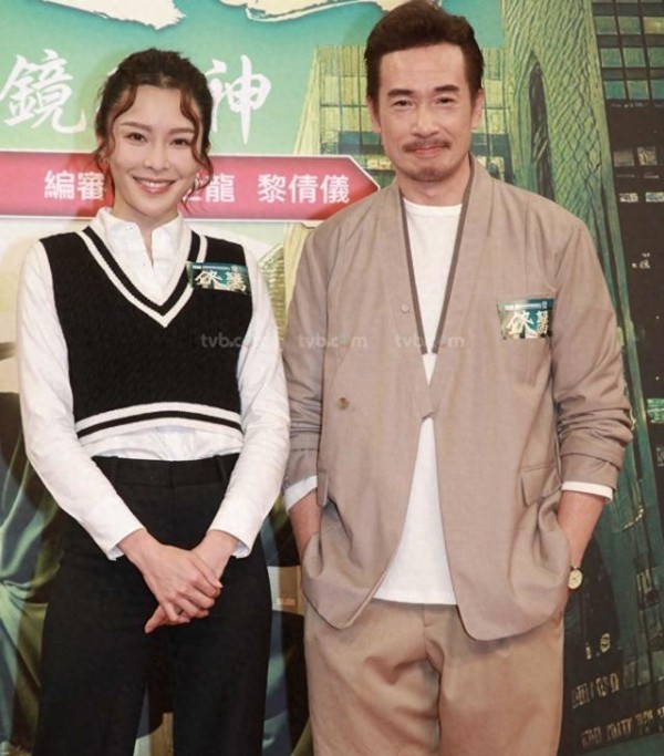 TVB视帝为娇妻庆生！44岁寿星获家人献吻，被赞保养得宜似少女