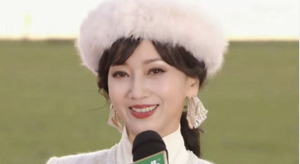 72岁赵雅芝去内蒙：穿一身蒙古装美得无对手，小皱纹都在散发魅力