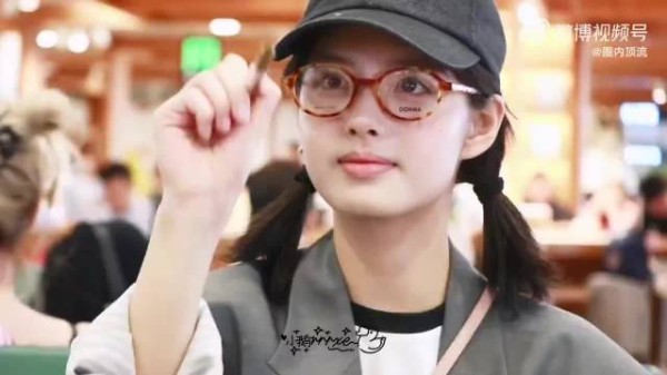 艾米深圳飞北京，有网友说是她演的电影《女足》杀青了