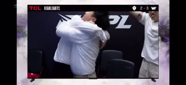 WE教练组抱在一起！ 泽元：马老师当教练的最好成绩已经超过当选手的了