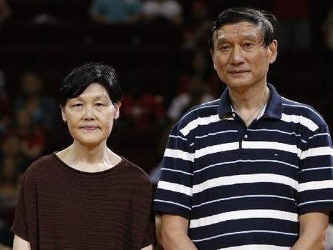 基因强大！男篮5大球星父母：易建联父母职业少见，姚明父母最高