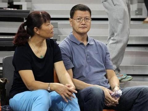 基因强大！男篮5大球星父母：易建联父母职业少见，姚明父母最高