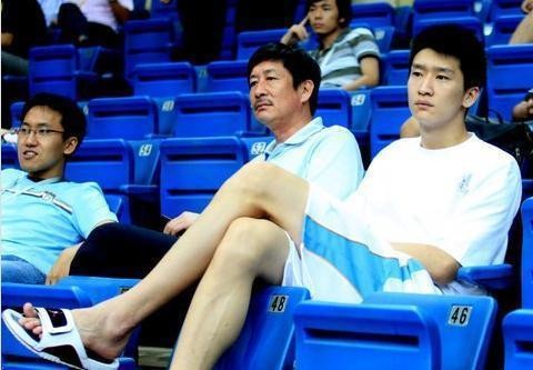 基因强大！男篮5大球星父母：易建联父母职业少见，姚明父母最高