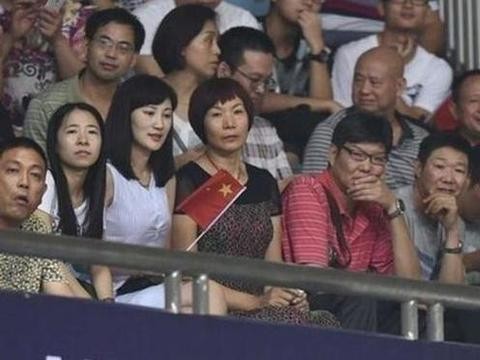 基因强大！男篮5大球星父母：易建联父母职业少见，姚明父母最高