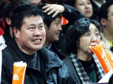 基因强大！男篮5大球星父母：易建联父母职业少见，姚明父母最高