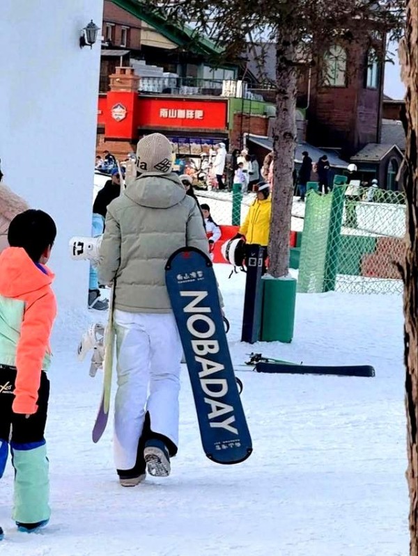 陈妍希素颜带儿子滑雪，母子互动温馨，离婚后首次露面