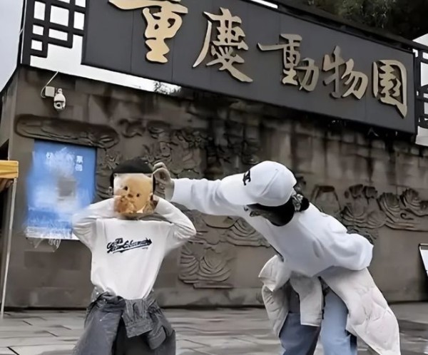 赵丽颖带儿子逛公园被拍！6岁儿子大长腿抢镜 母子互动太暖心