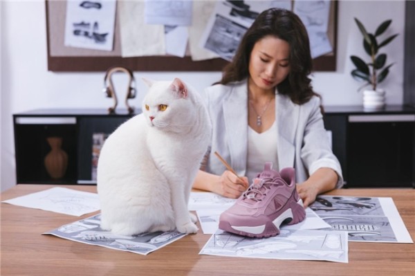 从明星矩阵到萌猫 IP：足力健品牌焕新背后的消费逻辑重构