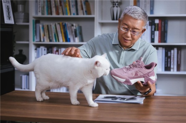 从明星矩阵到萌猫 IP：足力健品牌焕新背后的消费逻辑重构