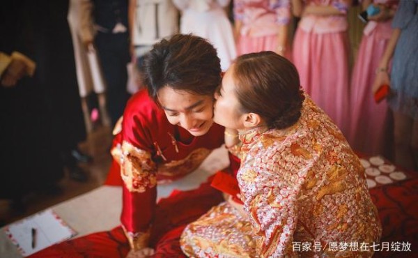 又一对明星情侣结婚，两人同年同月同日生，网友：羡慕了
